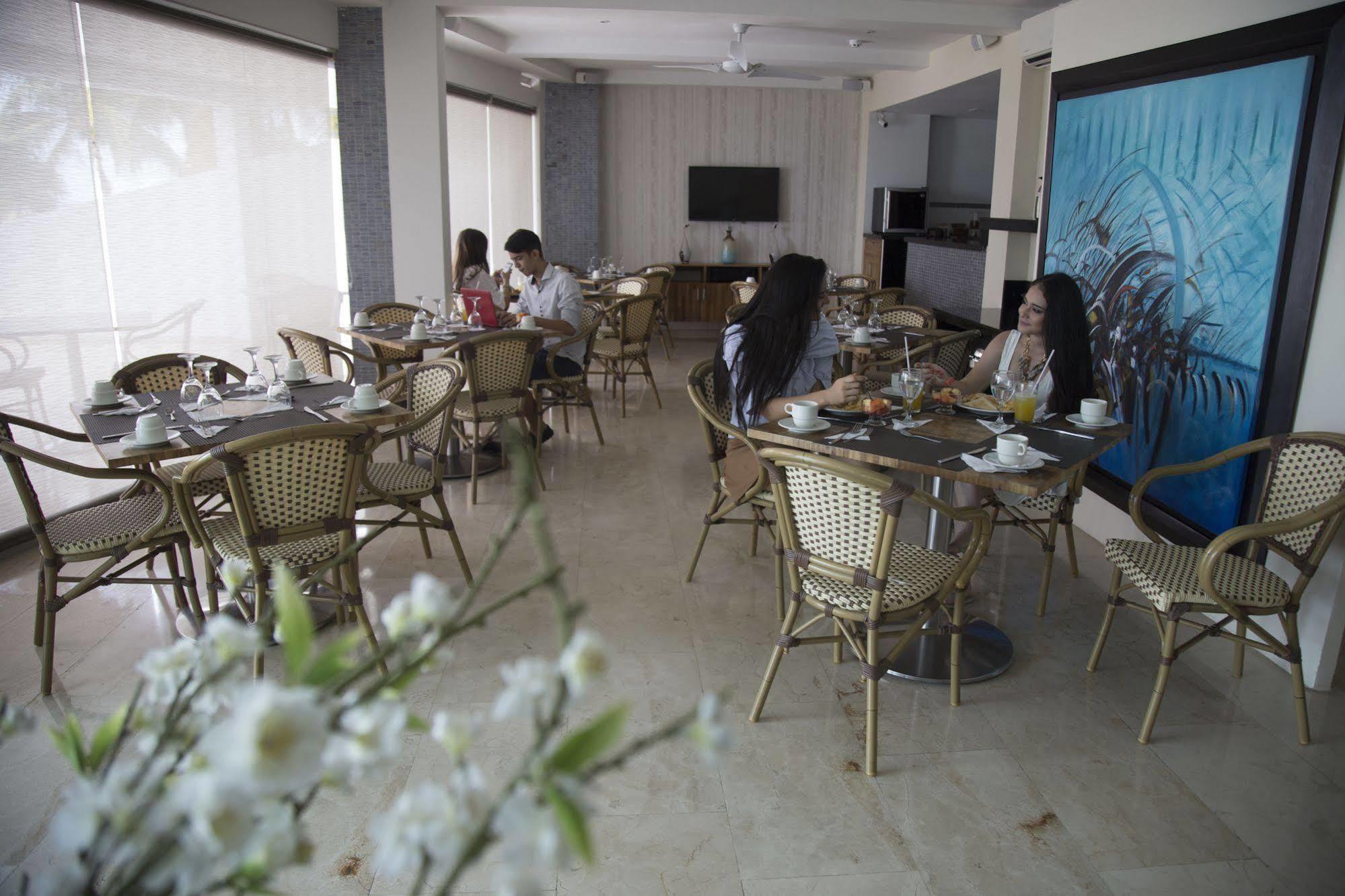 Hotel Summer Frente Al Mar Cartagena Exterior foto